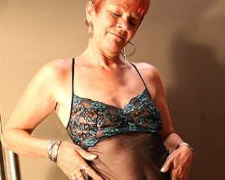 red mature slut playing with herself