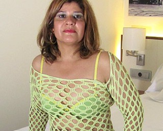 Chubby mama getting her pussy wet