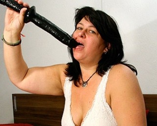 Big mature slut playing with her dildo